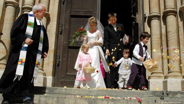 Blumenkinder beim Auszug aus der Kirche nach der Trauung