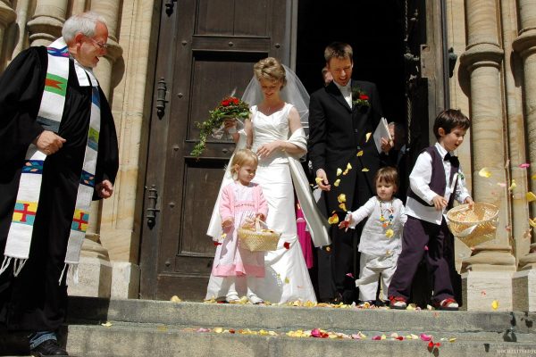 Blumenkinder beim Auszug aus der Kirche nach der Trauung