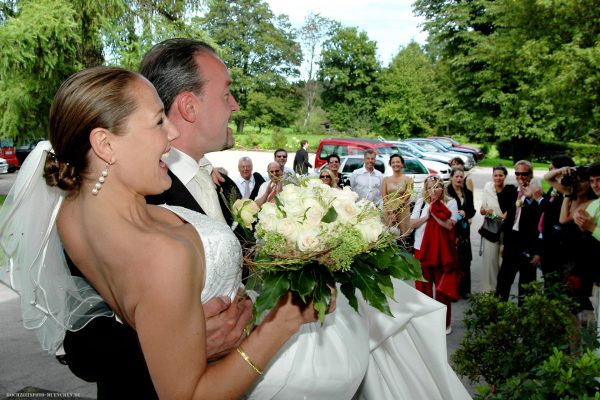 Cooles Brautpaar mit Gästen