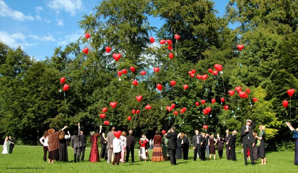Fliegende Luftballons bei einem Hochzeitsfeier