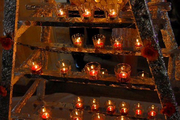 Geld im Eis mit Kerzen