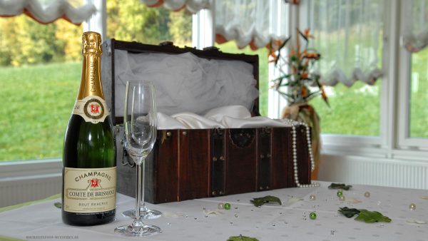 Hochzeitstisch mit Champagne