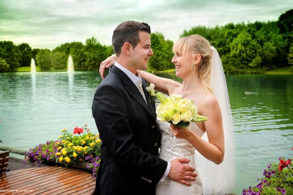 Brautpaar am See im Ostpark