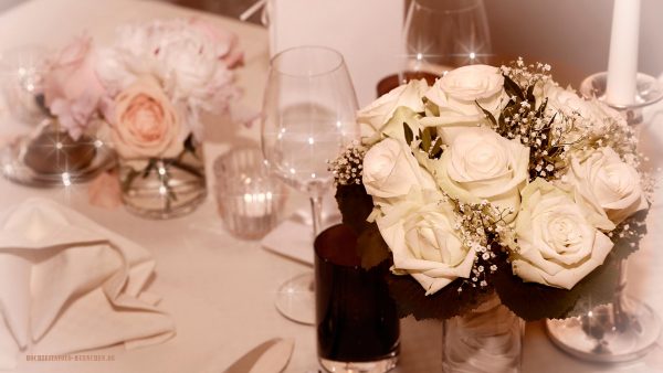 Hochzeitstisch Deko mit Blumen