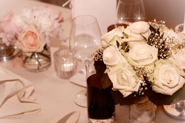 Hochzeitstisch Deko mit Blumen