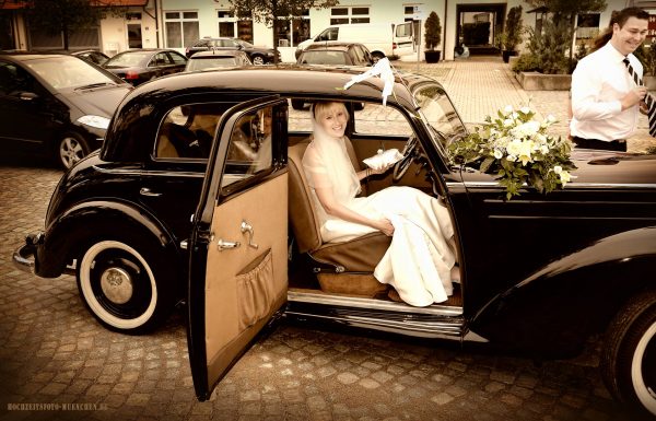 Braut im im Oldteimer