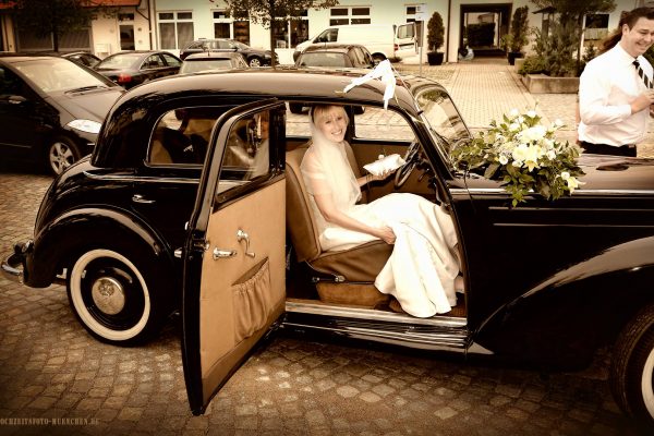 Braut im im Oldteimer