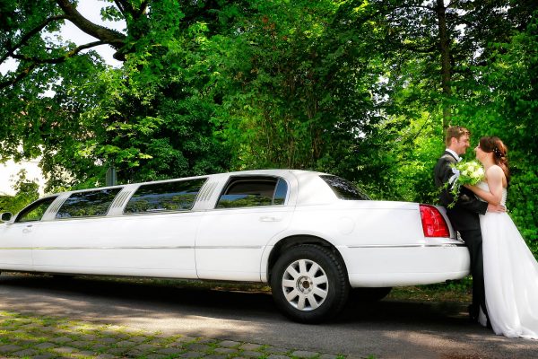 Hochzeitsbild: Brautpaar mit Stretchlimousine