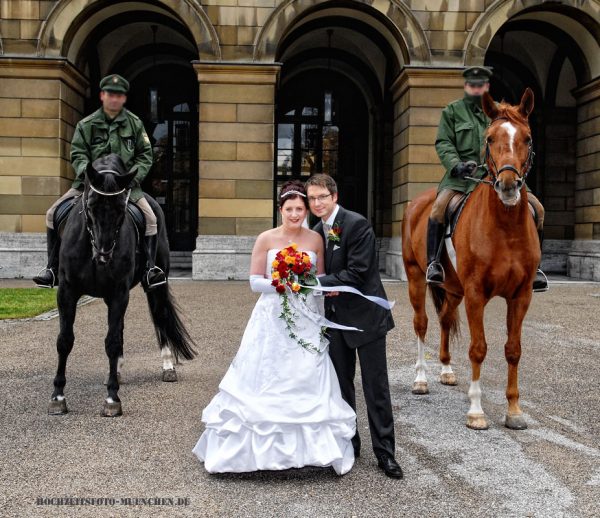 Hochzeitsbild mit Pferden: Fotoshooting im Hofgarten