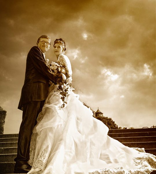 Schönes Brautpaar auf der Treppe