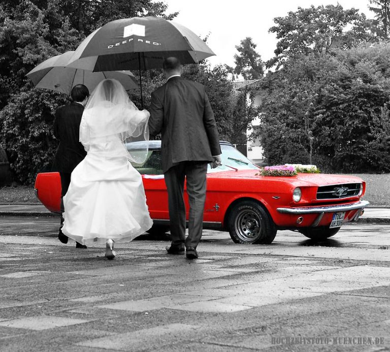 Hochzeitsotograf Fragen: wie ist Hochzeitsfoto mit roten Mustang beim Regen entstanden?