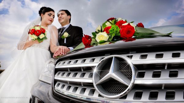 Brautpaarshooting mit Mercedes als Hochzeitsauto