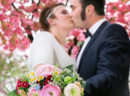 Brautpaar mit bunten Brautstrauß