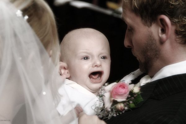 Baby bei einer Hochzeitsfeier