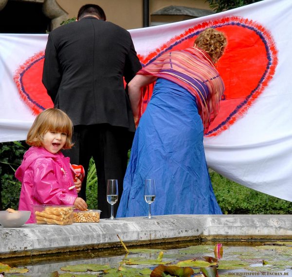 Ein Mädchen feiert bei einer Hochzeit