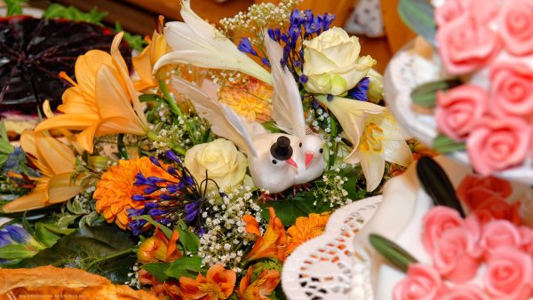 Hochzeitsdeko mit Vögel in Blumen