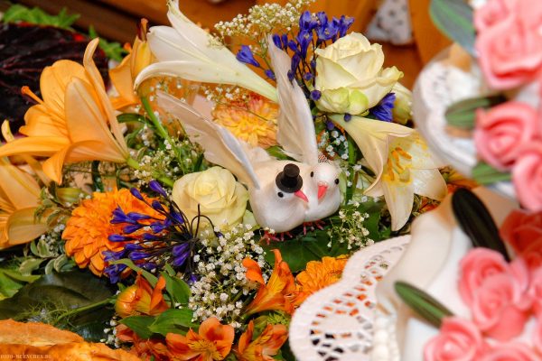 Hochzeitsdeko mit Vögel in Blumen