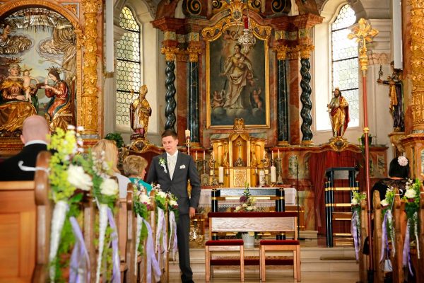 Trauungsfotos: Bräutigam wartet auf die Braut