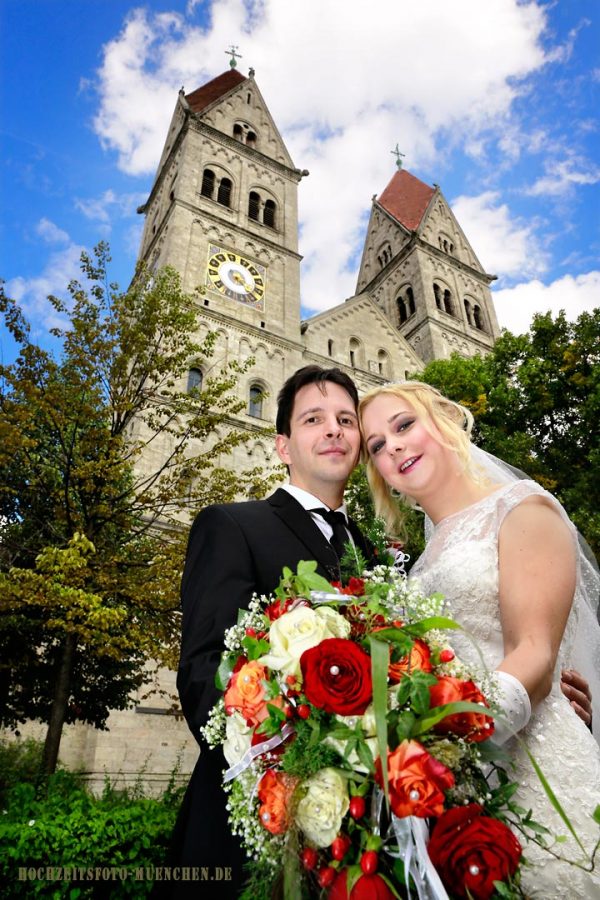 Brautpaar vor der Kirche in München