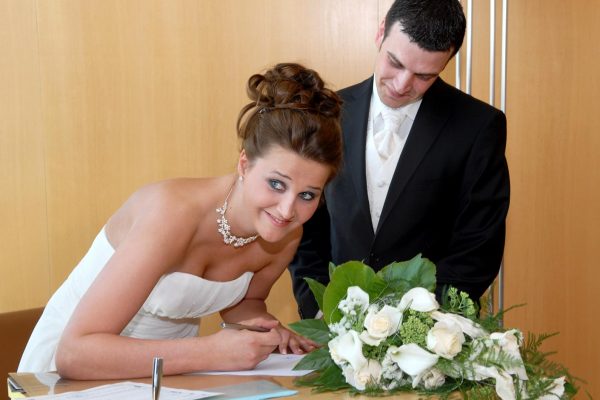 Trauungsbild: Unterschrift des Brautpaars