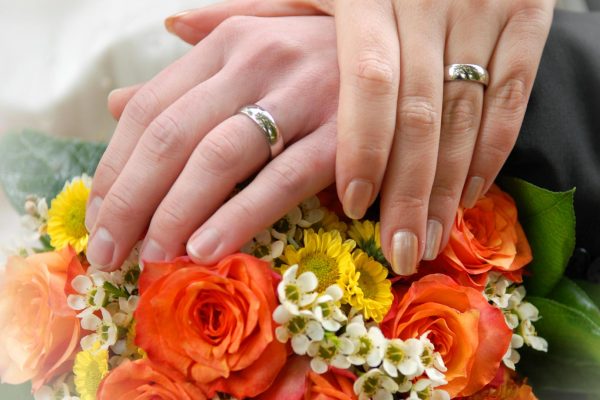 Brautstrauß und Trauringen