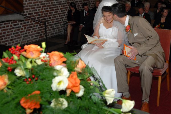 Hochzeitskuss bei der kirchlichenTrauung