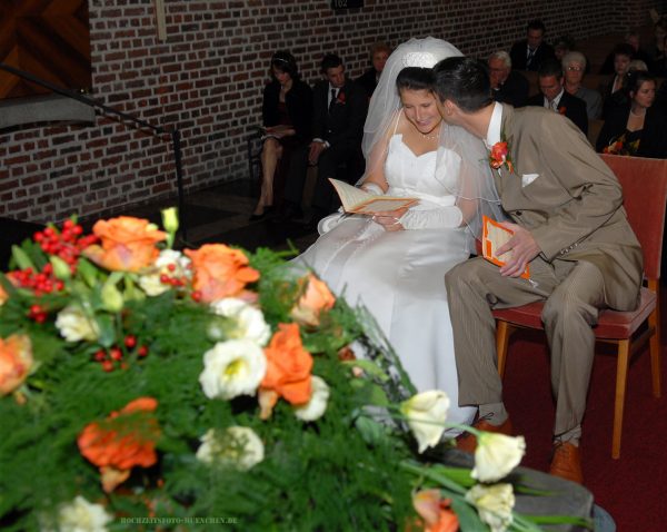 Hochzeitskuss bei der kirchlichenTrauung