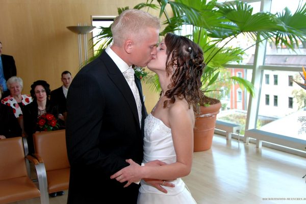 Brautpaar-Kuss im Standesamt KVR