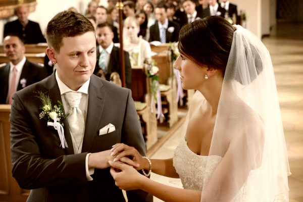 Trauungsfotos: Ringtausch in der Kirche
